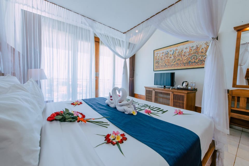 Shower, Property building, Restaurant/places to eat, Bed, TV and multimedia, Photo of the whole room, Bedroom, Swimming pool, Breakfast, Bath
