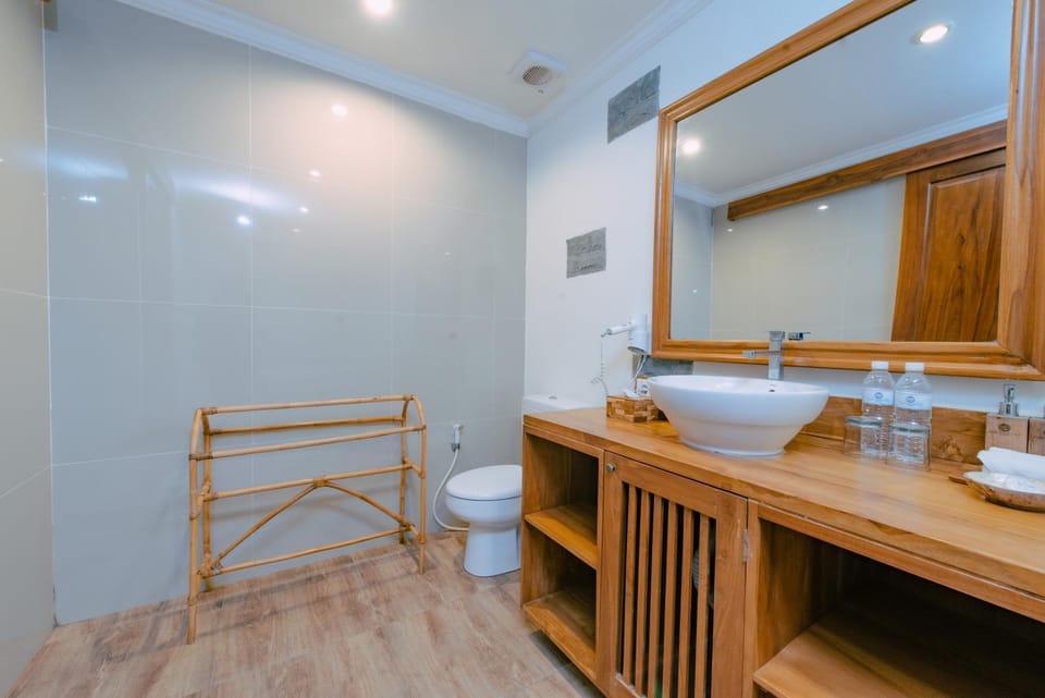 Property building, Restaurant/places to eat, Bathroom, Swimming pool, Breakfast, towels