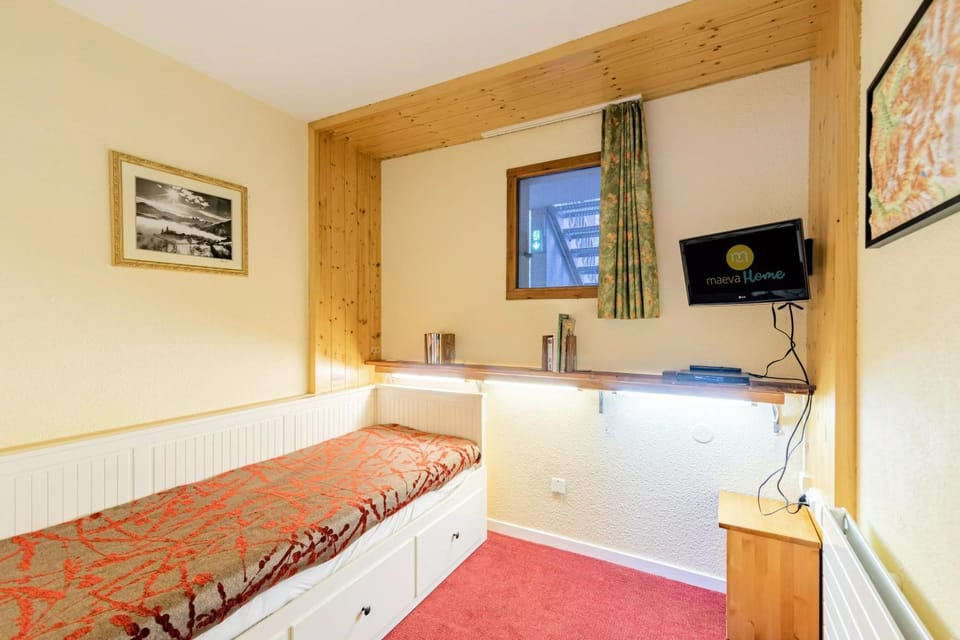 Bed, TV and multimedia, Bedroom