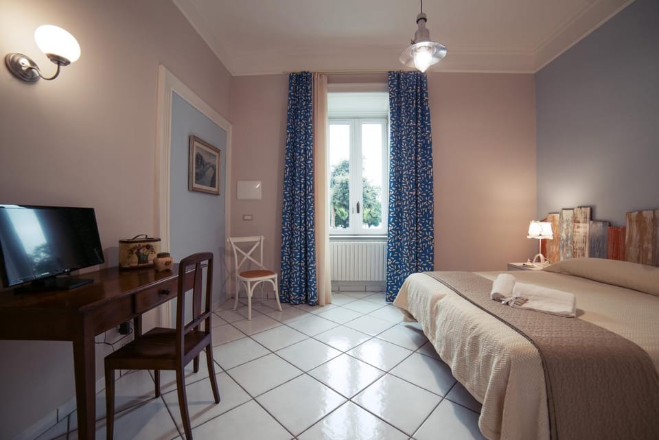 Bed, TV and multimedia, Living room, Photo of the whole room, Bedroom, hair dresser