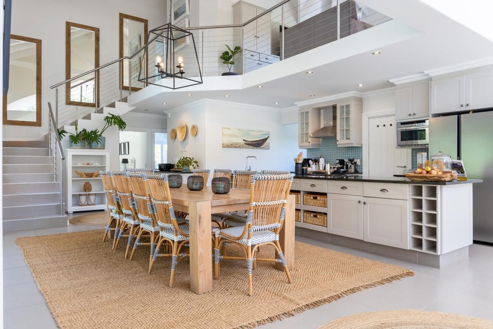 Coffee/tea facilities, Kitchen or kitchenette, Dining area, stove