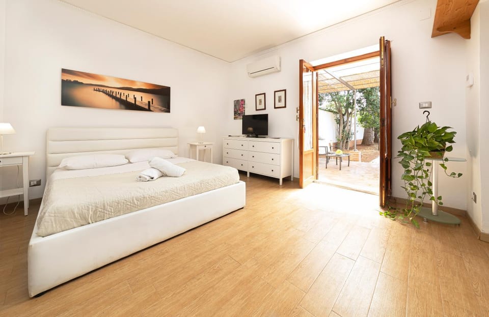 TV and multimedia, Photo of the whole room, air conditioner