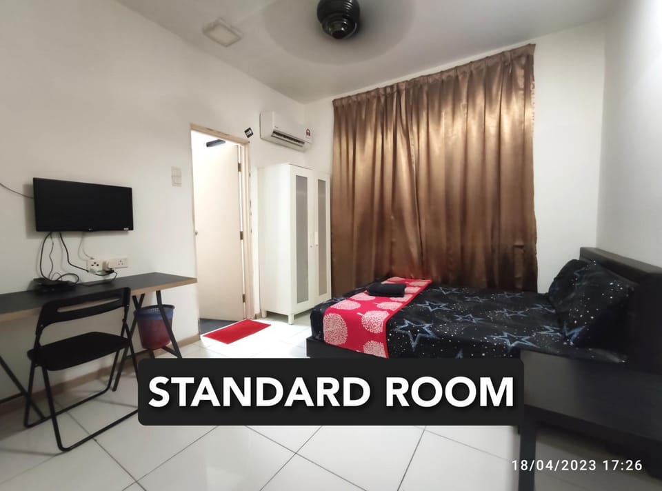 Bed, TV and multimedia, Photo of the whole room, wardrobe