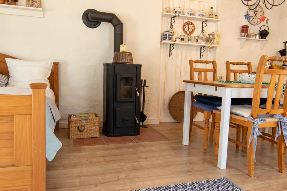 Bed, Living room, Dining area, Bedroom, flat iron