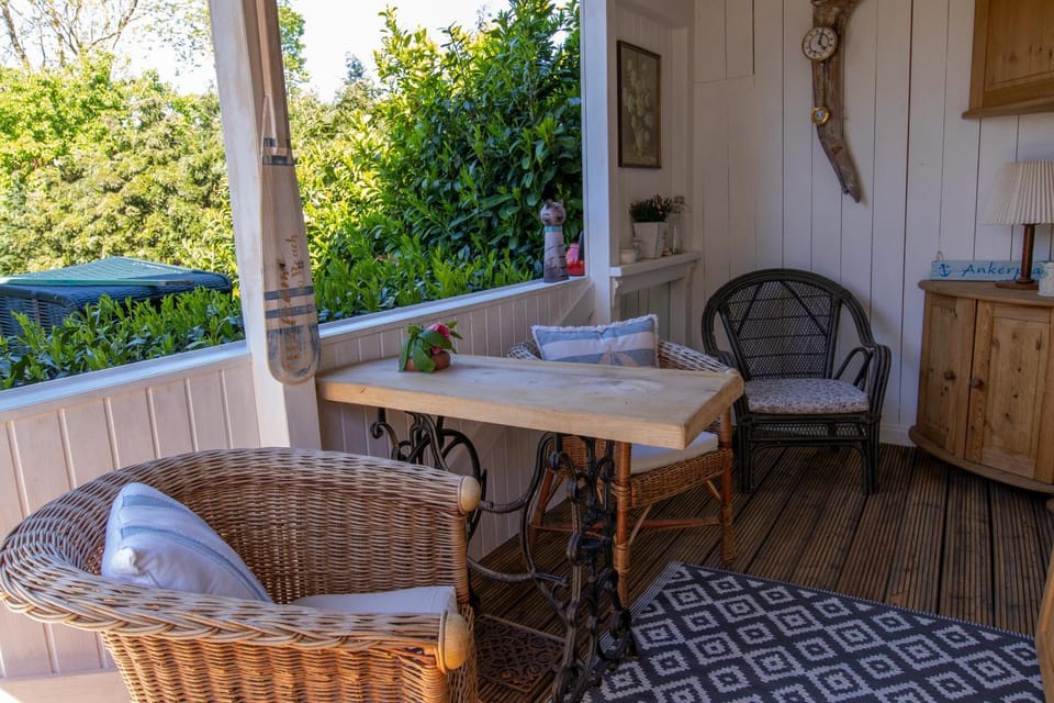 Property building, Balcony/Terrace, Seating area