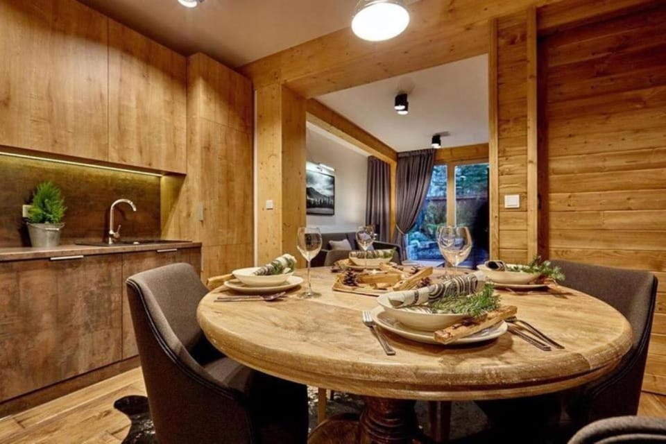 Kitchen or kitchenette, Living room, Food and drinks, Seating area, Dining area