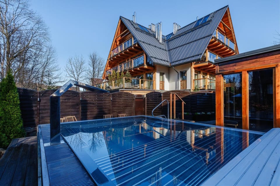 Property building, Day, Sauna, Pool view, Swimming pool, sunbed