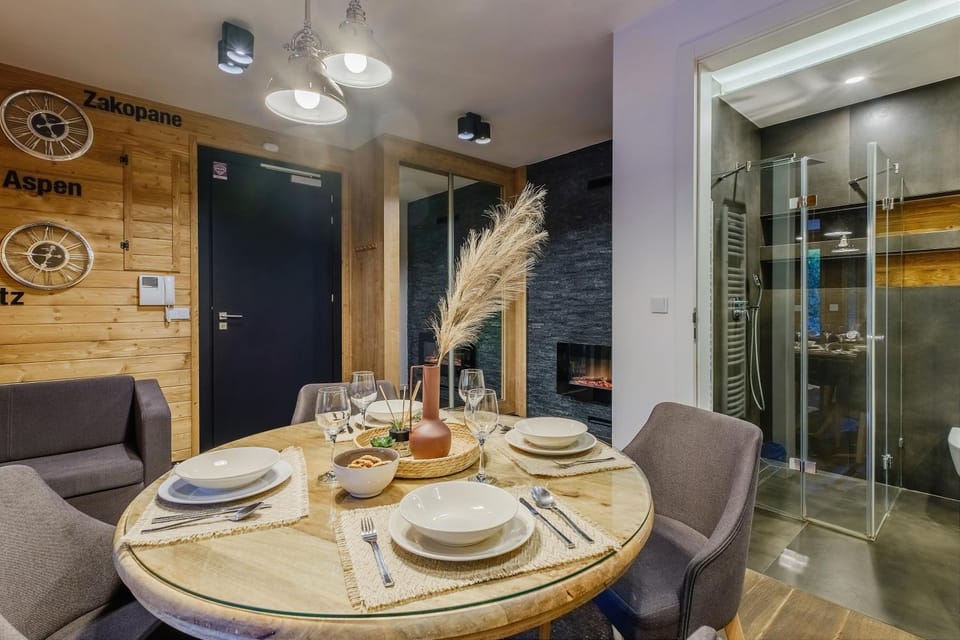 Living room, Food and drinks, Seating area, Dining area, Food