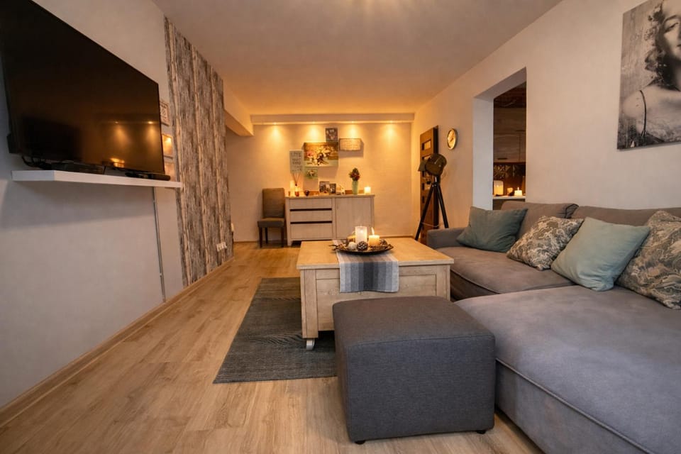 Communal lounge/ TV room, TV and multimedia, Living room, Seating area, Evening entertainment