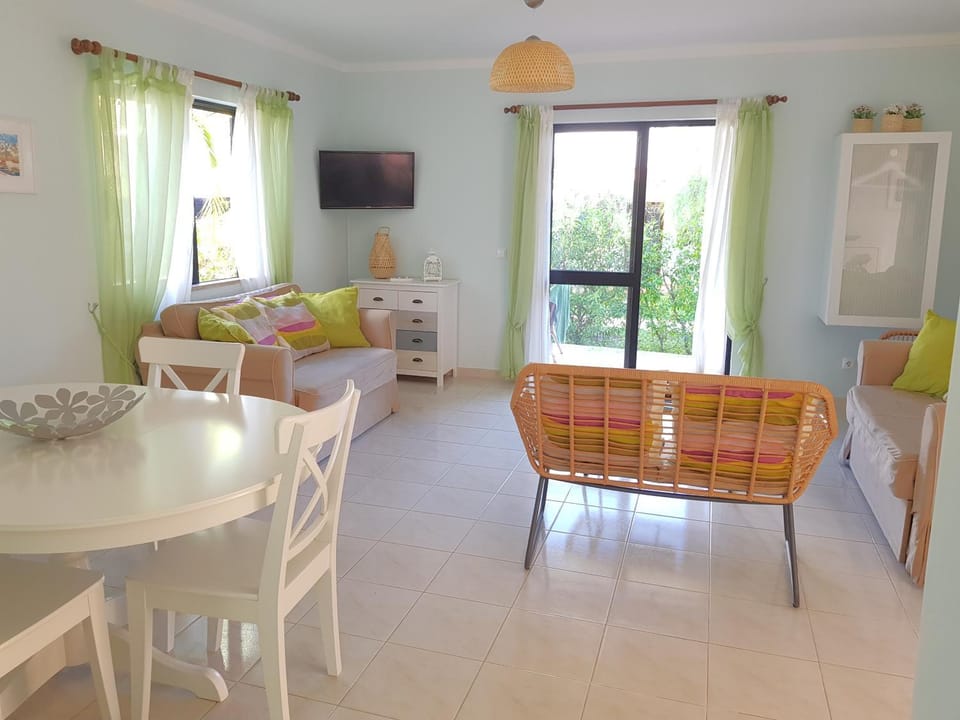 Communal lounge/ TV room, TV and multimedia, Living room