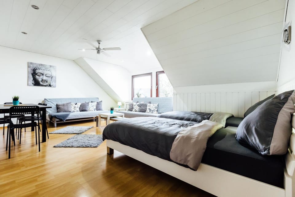 Patio, TV and multimedia, Living room, Seating area, Bedroom