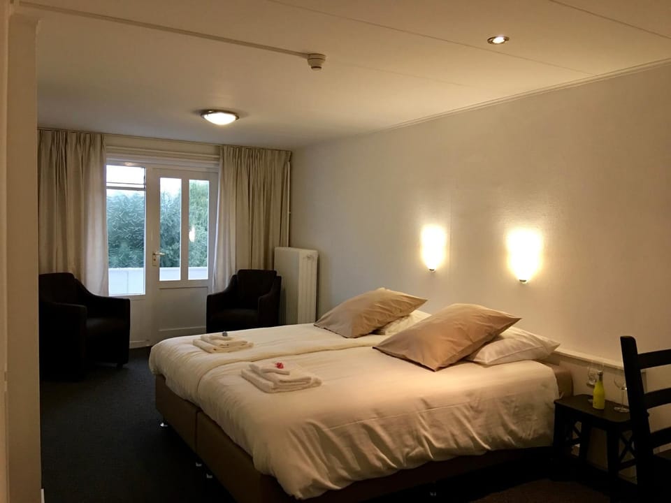 TV and multimedia, Photo of the whole room, Seating area, Bedroom