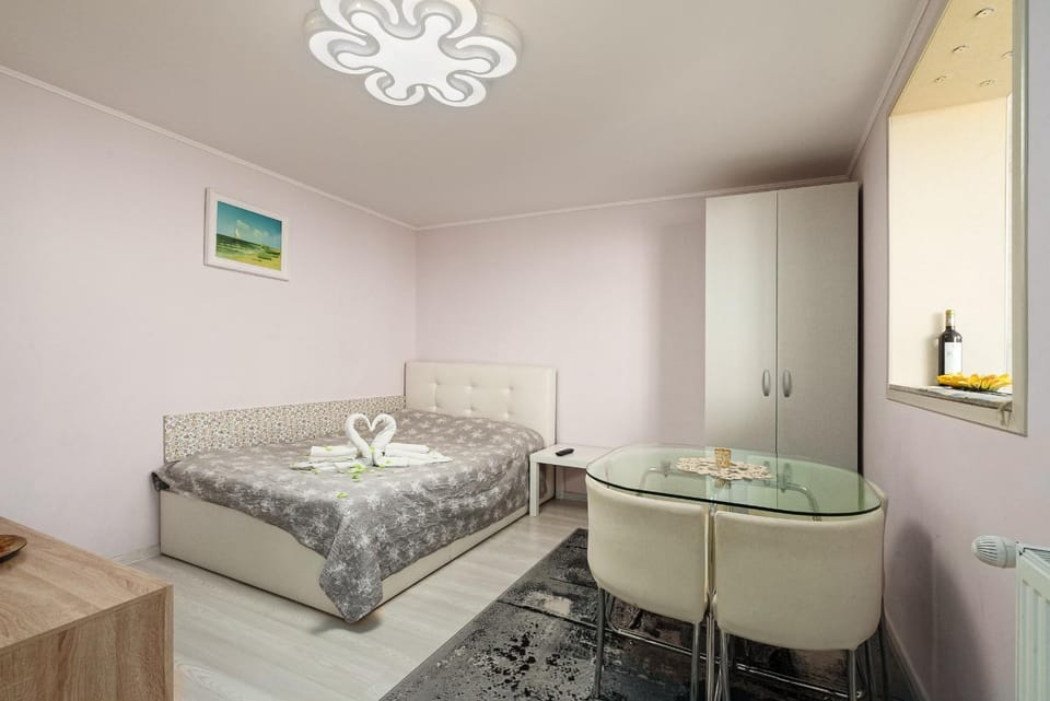 Bed, Living room, Photo of the whole room, towels