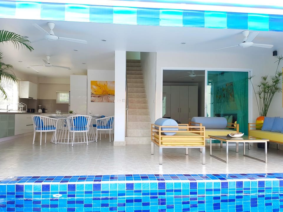 Property building, Communal lounge/ TV room, Balcony/Terrace, Swimming pool, kitchen