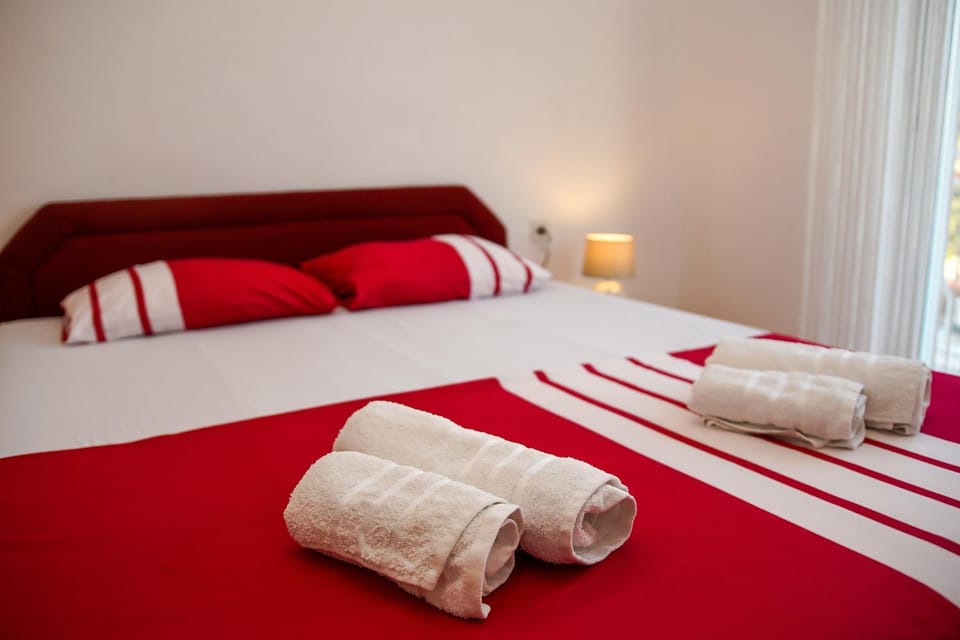 Bed, Bedroom, towels