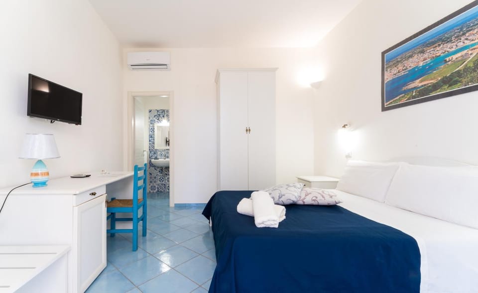 Bed, TV and multimedia, Photo of the whole room, towels, air conditioner