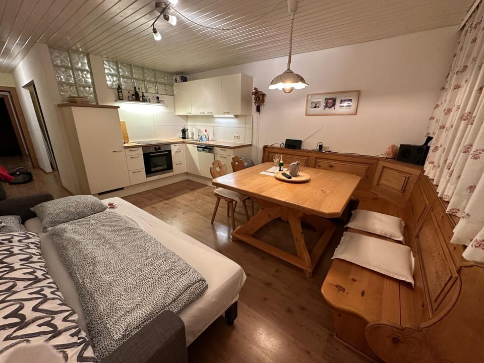 Bed, Dining area