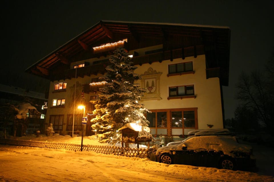 Nearby landmark, Restaurant/places to eat, Neighbourhood, Natural landscape, Skiing, Skiing, Table tennis, Table tennis, On site, Supermarket/grocery shop, Shopping Area