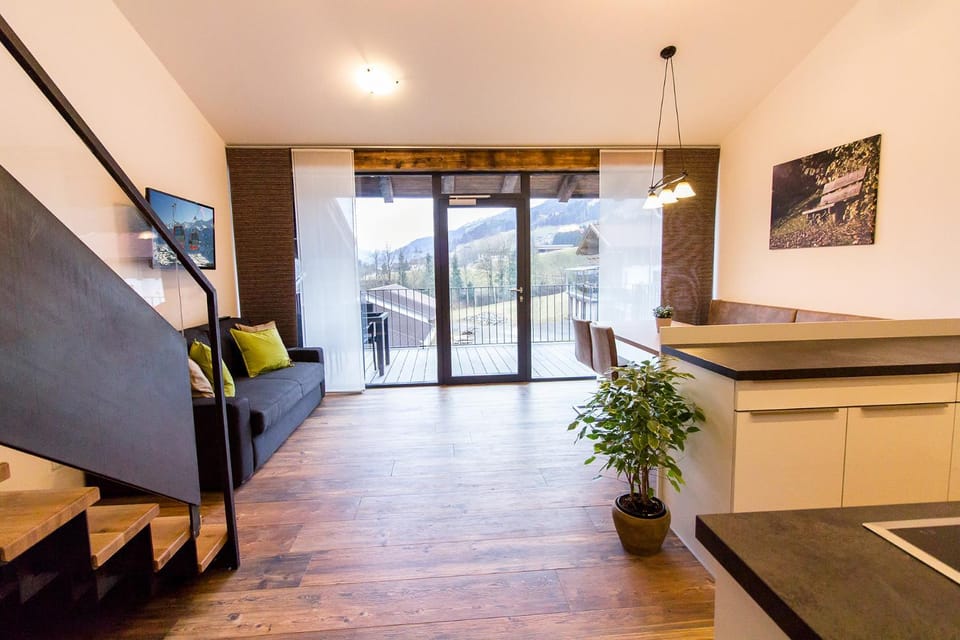 Facade/entrance, Balcony/Terrace, Mountain view