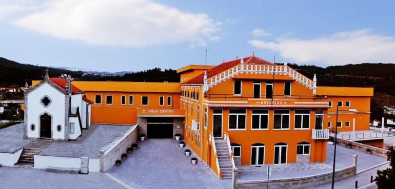 Property building, Facade/entrance, Day, Landmark view, Street view