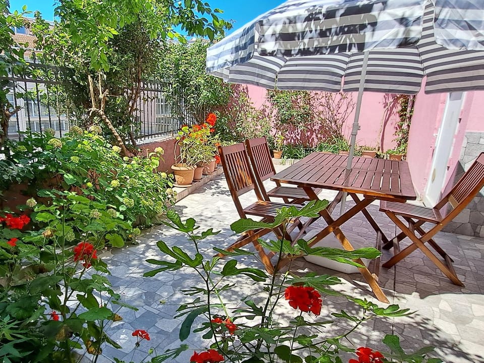 Patio, Spring, Day, Garden, Dining area, Garden view