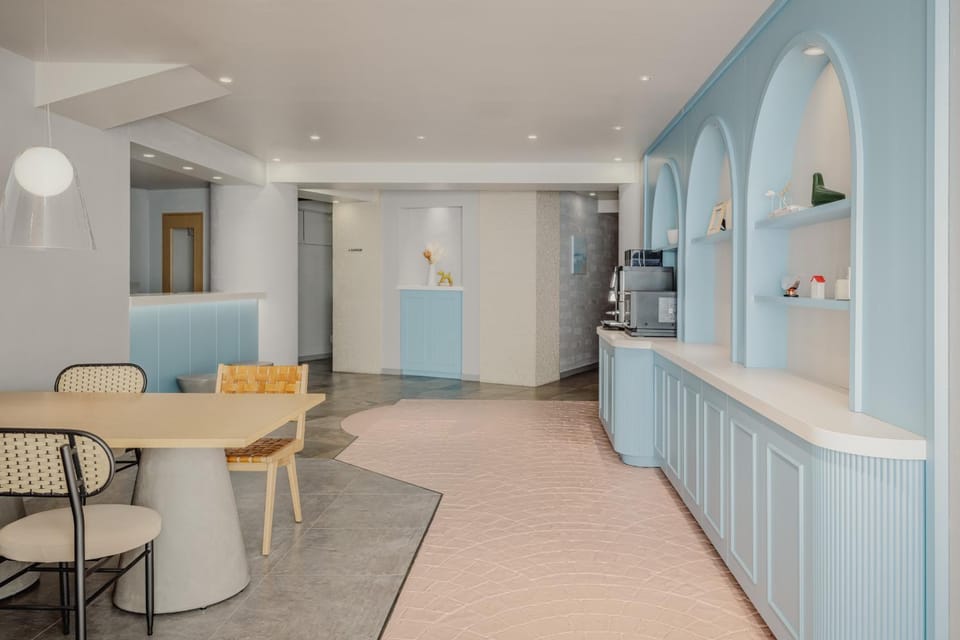 Communal lounge/ TV room, Property logo or sign, Lobby or reception