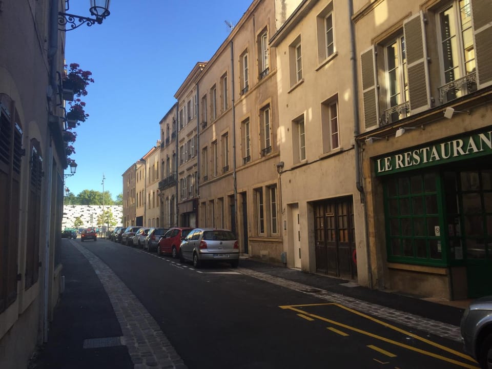 Restaurant/places to eat, Neighbourhood, On site