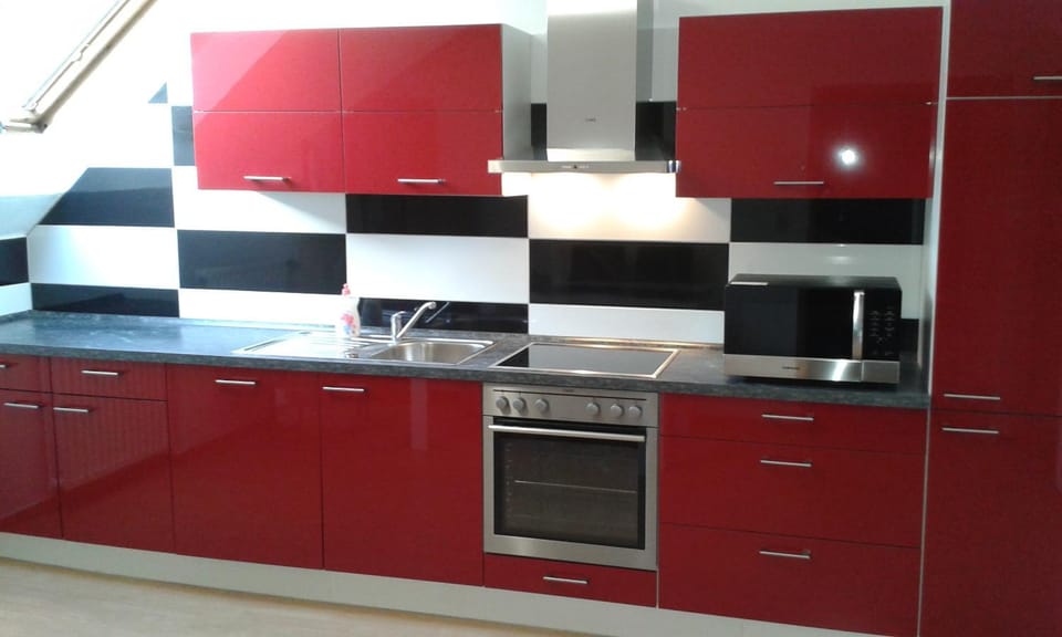 Coffee/tea facilities, Kitchen or kitchenette, Dining area, oven, stove