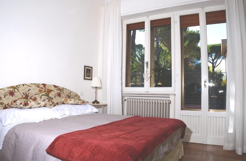 Photo of the whole room, Garden view