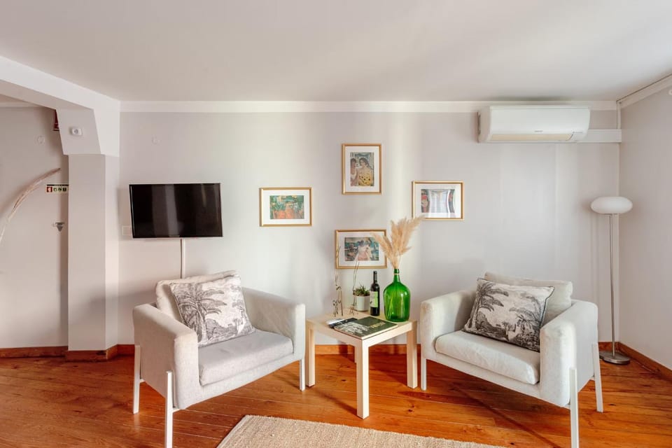 TV and multimedia, Living room, Seating area, air conditioner