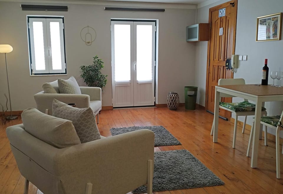 Nightclub / DJ, Living room