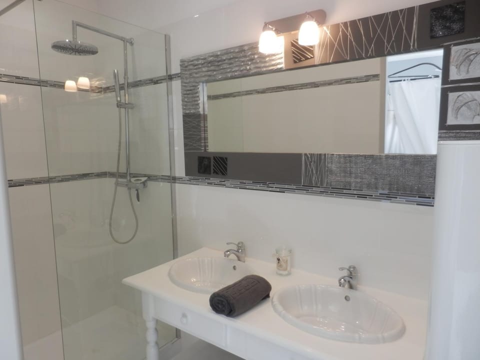 Mas les vieux chênes Bed and Breakfast in Lambesc