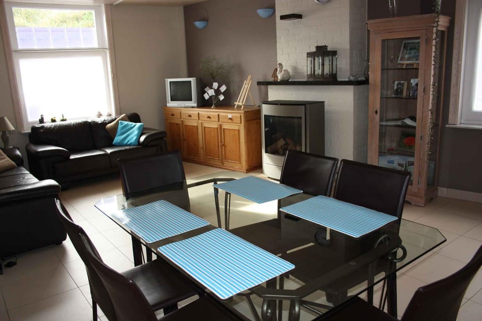 TV and multimedia, Seating area, Dining area