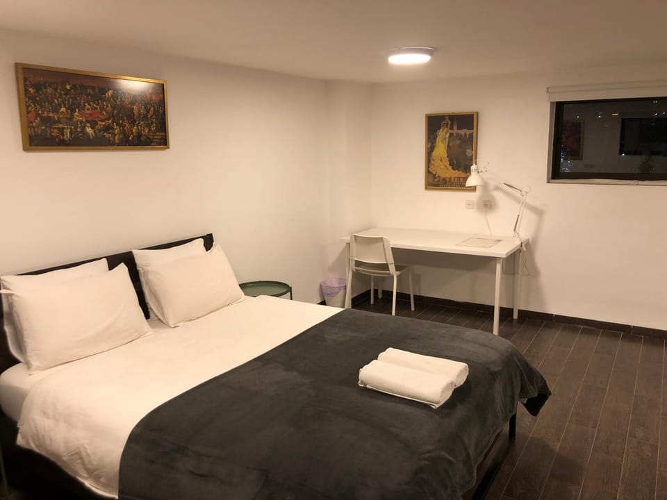 Bed, Bedroom, hair dresser, towels