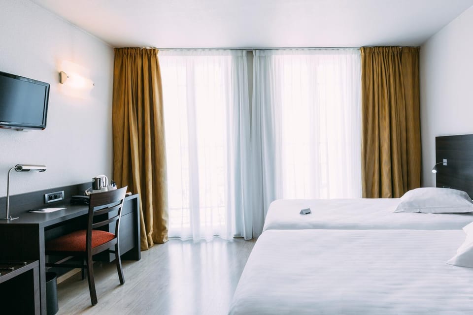 Bed, TV and multimedia, Photo of the whole room, Bedroom, hair dresser