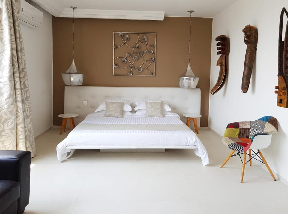 Staff, Staff, Restaurant/places to eat, Bed, Day, Photo of the whole room, Bedroom, City view, City view, River view, River view, Street view, Supermarket/grocery shop