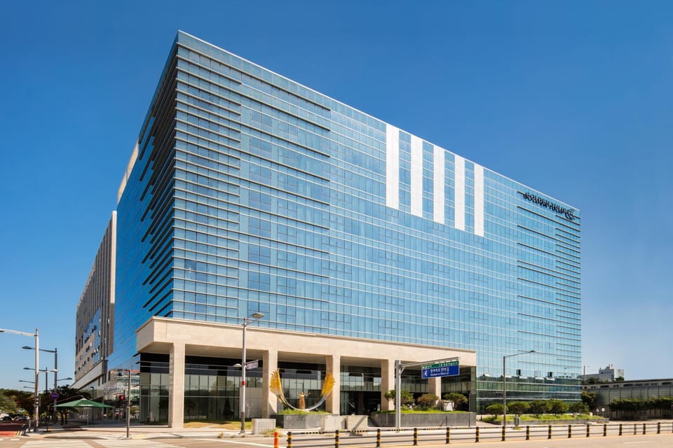 Facade/entrance, People, Neighbourhood, Lobby or reception, Fitness centre/facilities, Fitness centre/facilities, Business facilities, Banquet/Function facilities, Meeting/conference room, City view, Street view, group of guests, Family, shuttle
