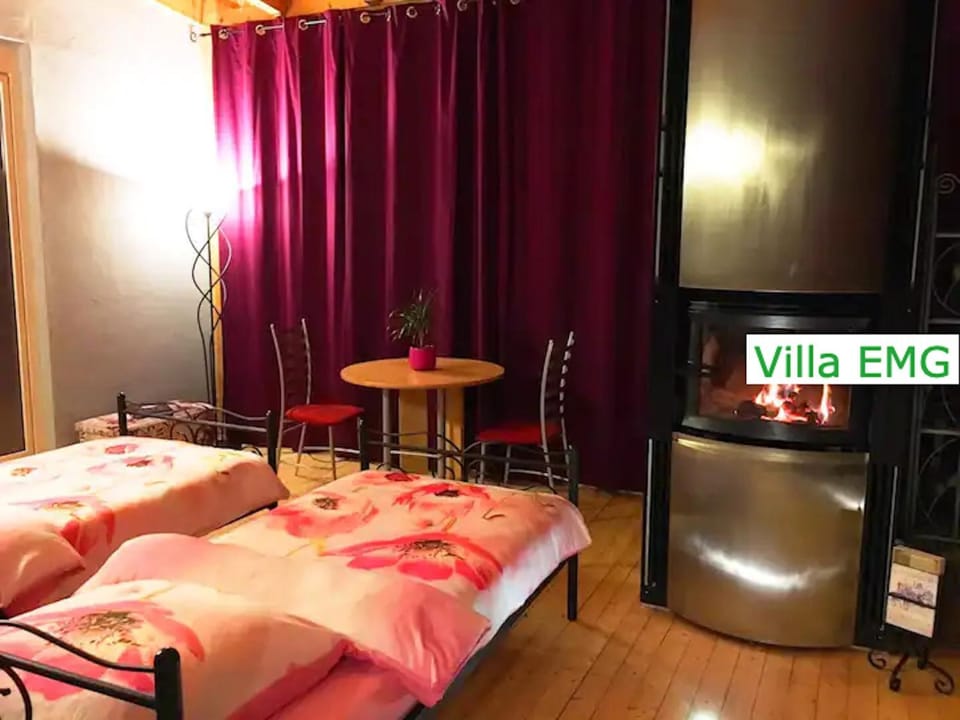 Bed, Decorative detail, Seating area, Bedroom