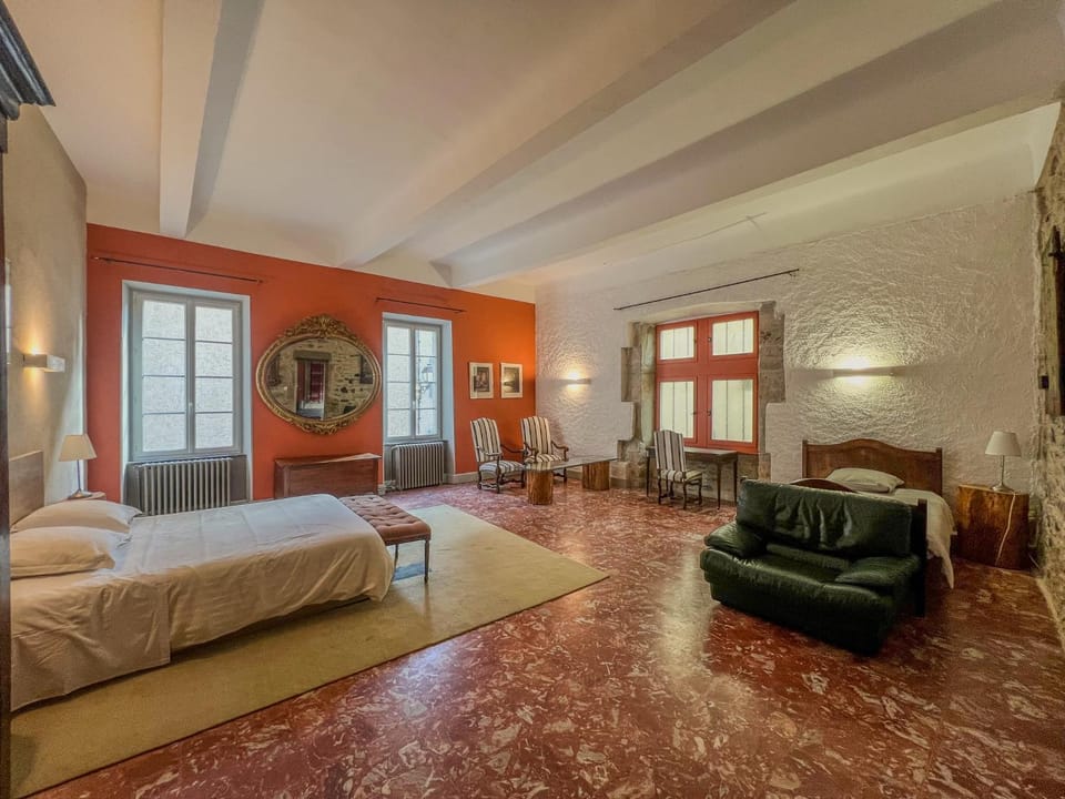 Bed, Photo of the whole room, Seating area
