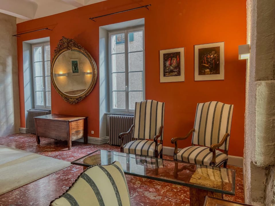Photo of the whole room, Seating area
