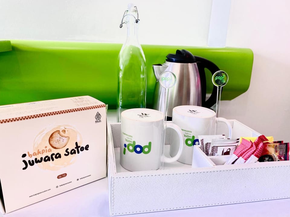 Coffee/tea facilities, Food and drinks, Food