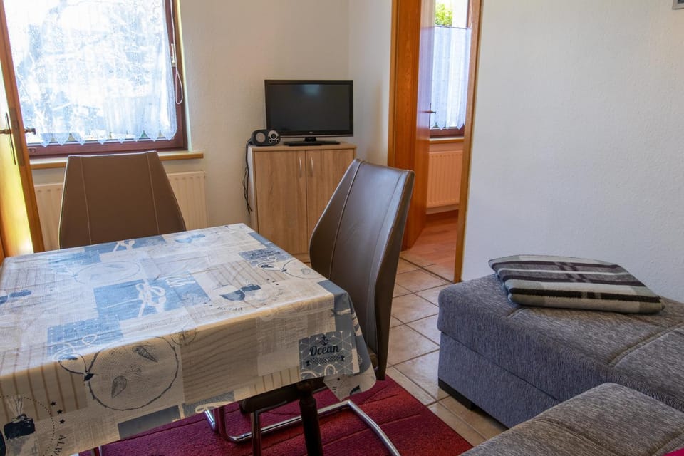TV and multimedia, Living room, Seating area, Dining area