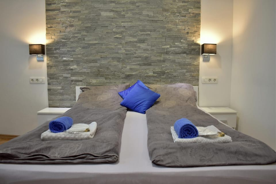 Bed, Decorative detail, On site