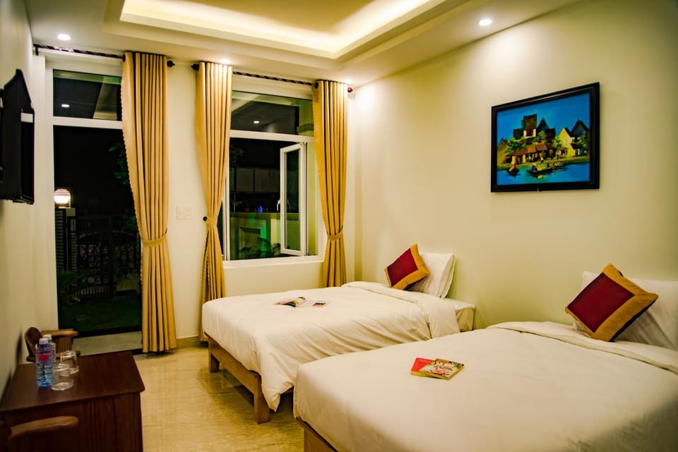 Bed, Photo of the whole room, Bedroom, City view, Garden view, Street view