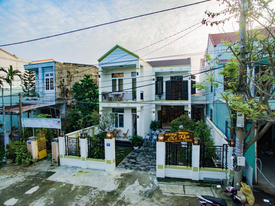 Property building, Facade/entrance, Day, Neighbourhood, Garden, Street view