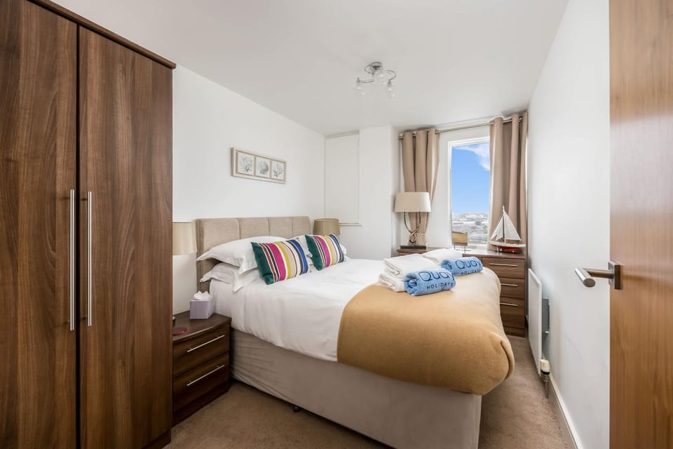 Bed, Bedroom, towels, wardrobe