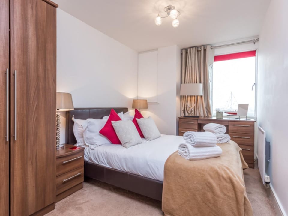 Tides - Poole Town Views, On-site Parking Apartment in Poole