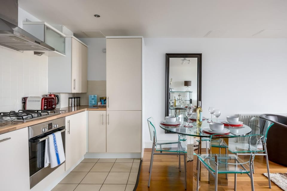 Coffee/tea facilities, Kitchen or kitchenette, Seating area, Dining area, dishwasher, oven, stove, toaster
