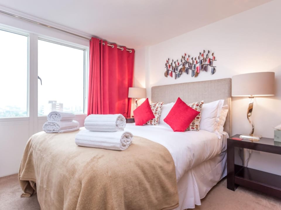 Tides - Poole Town Views, On-site Parking Apartment in Poole