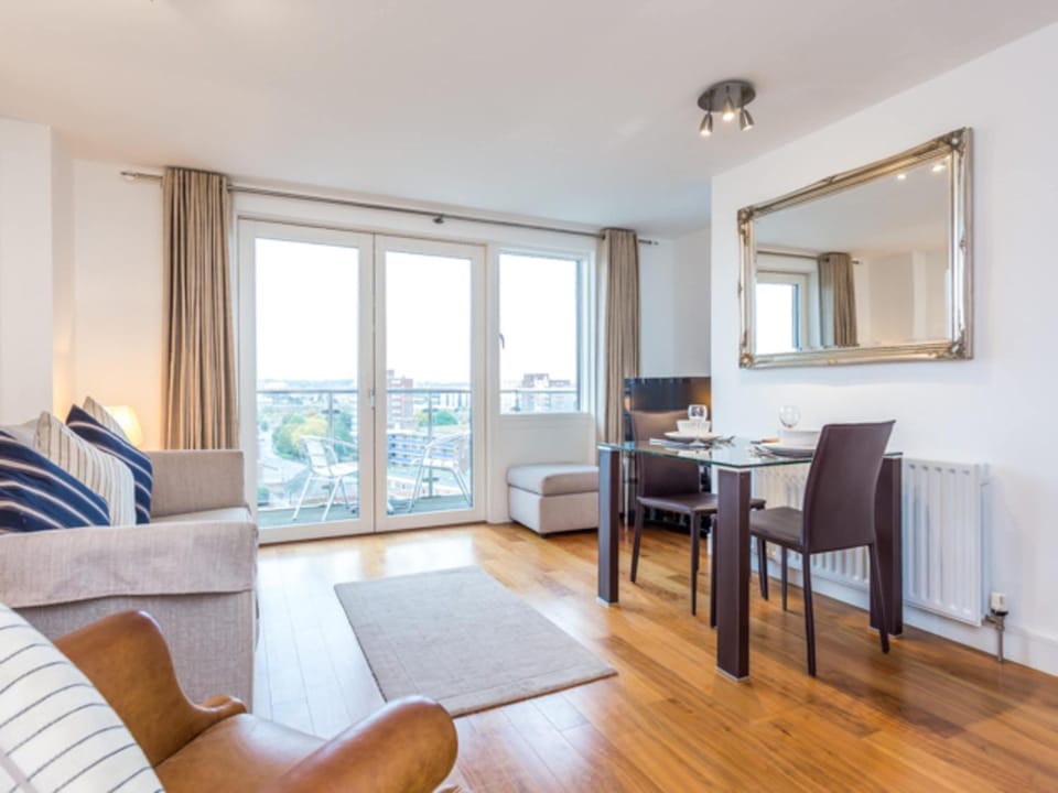 Curlew - In the Heart of Poole Town, Moments from Poole Quay Apartment in Poole